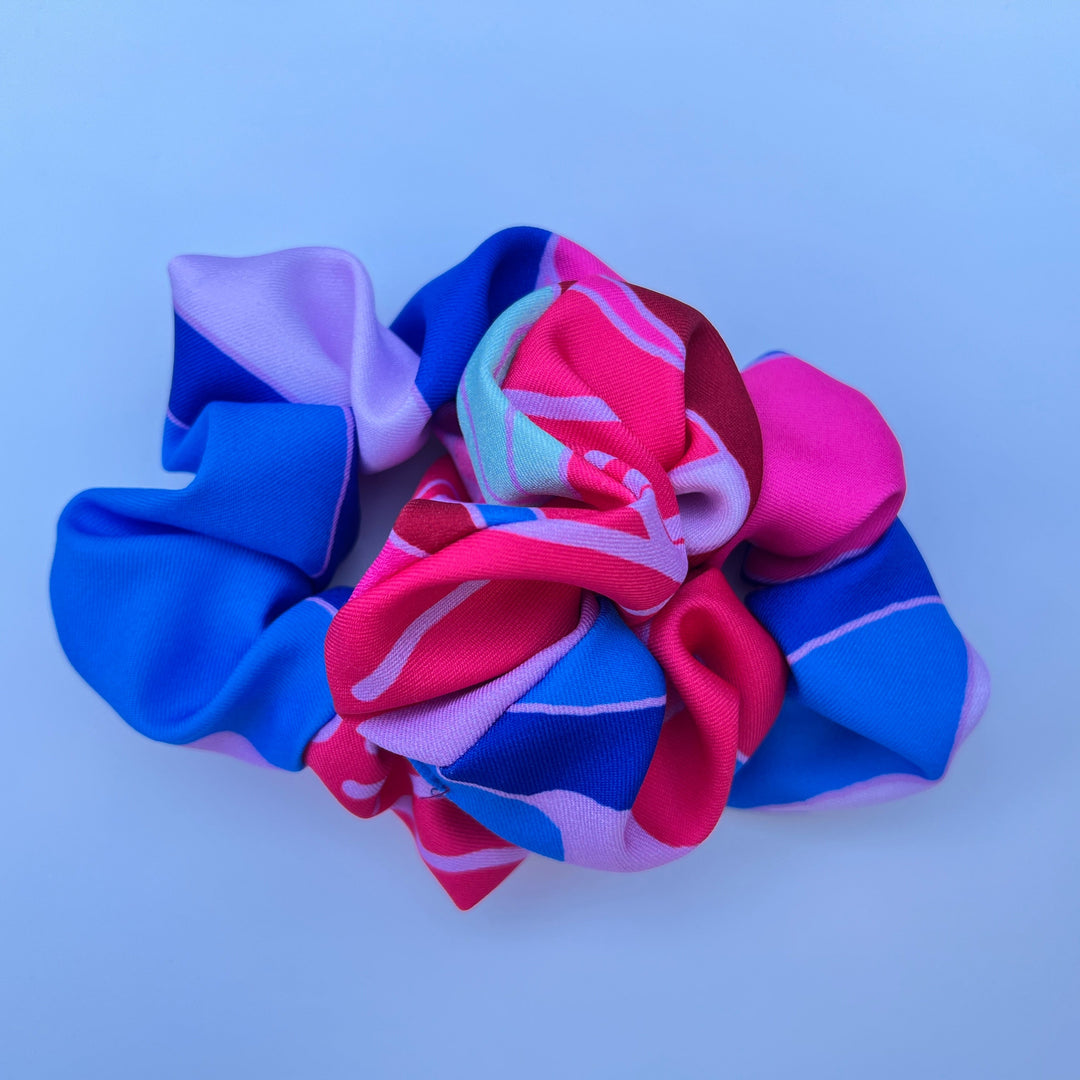 Das handgenähte Scrunchie von TREND Kollektiv in einer Musterung aus Blau, flieder, hellblau und Pink ist der Somer Trend 