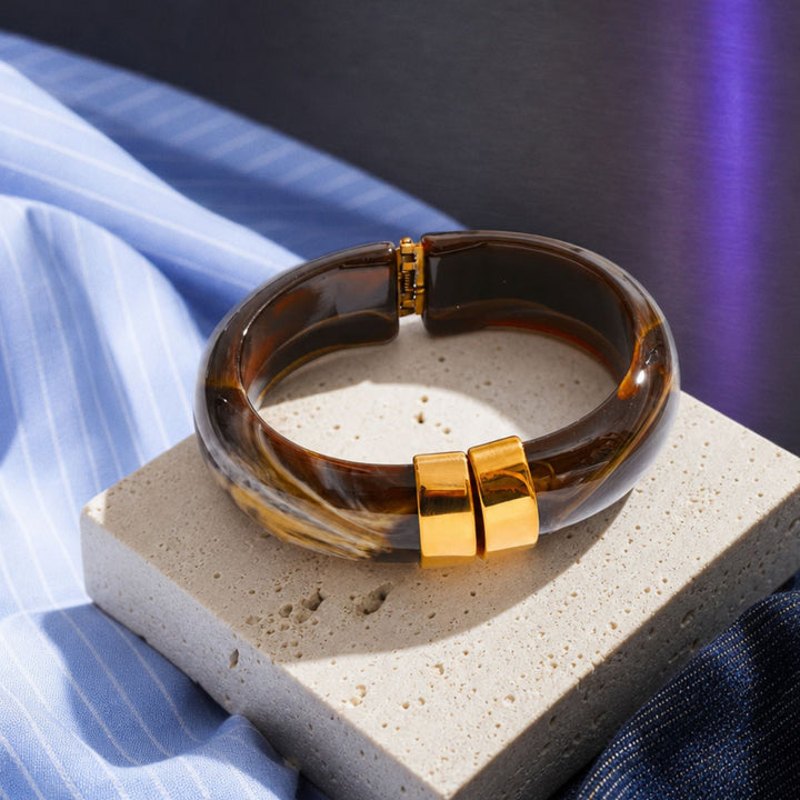 TERRA ARC Bangle in Mocha auf warmen Naturmaterialien – AI-GENERATED