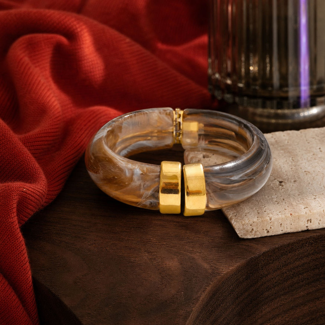 TERRA ARC Bangle in Coffee im warmen Earth Edit Styling – AI-GENERATED