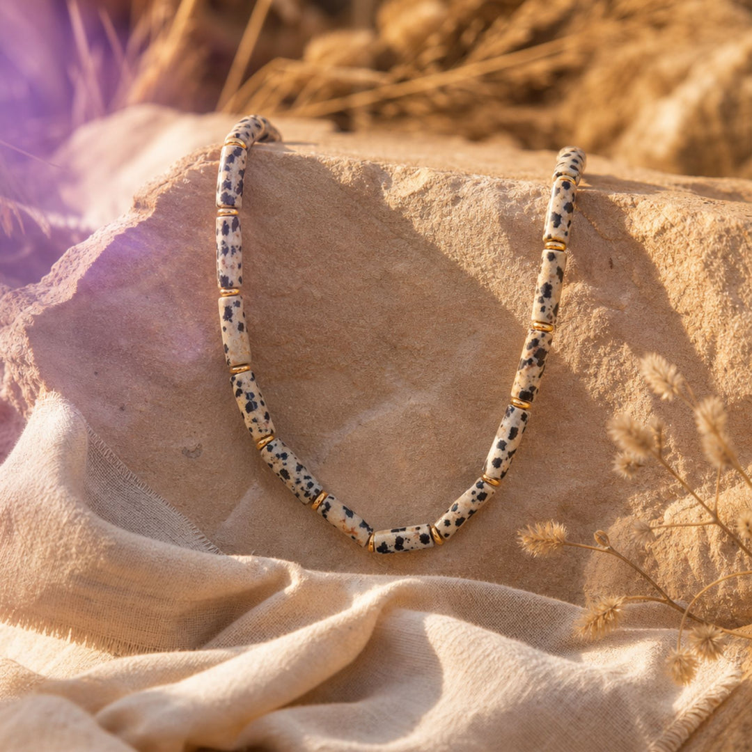 TERRA STONE Kette auf Naturstein im warmen Earth Edit Styling – AI-GENERATED