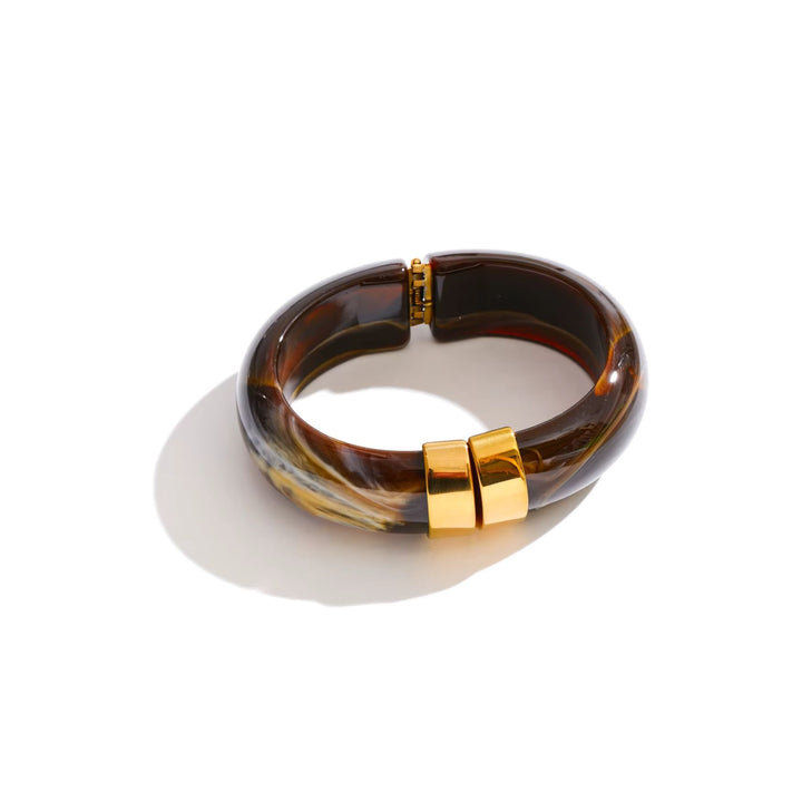 TERRA ARC Bangle in Mocha aus marmoriertem Acryl mit goldfarbenen Details