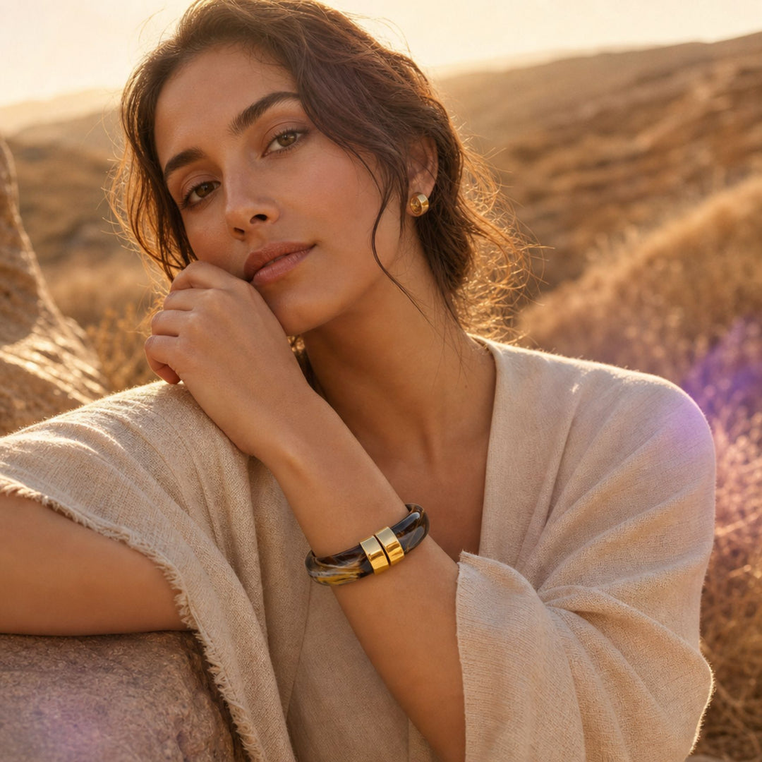 Frau trägt den TERRA ARC Bangle in Mocha am Handgelenk – AI-GENERATED