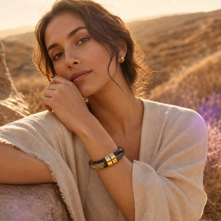 Frau trägt den TERRA ARC Bangle in Mocha am Handgelenk – AI-GENERATED