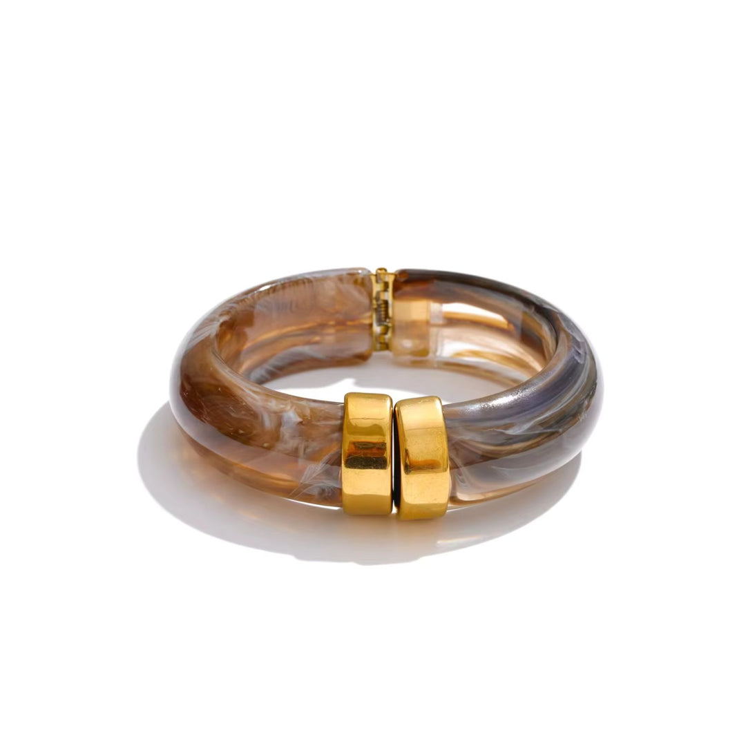 TERRA ARC Bangle in Coffee aus marmoriertem Acryl mit goldfarbenen Details
