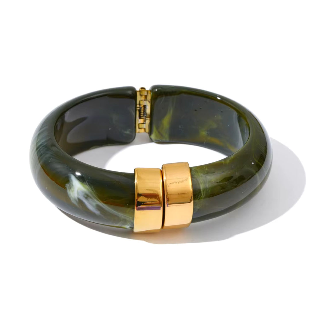 TERRA ARC Bangle in Olive aus marmoriertem Acryl mit goldfarbenen Details