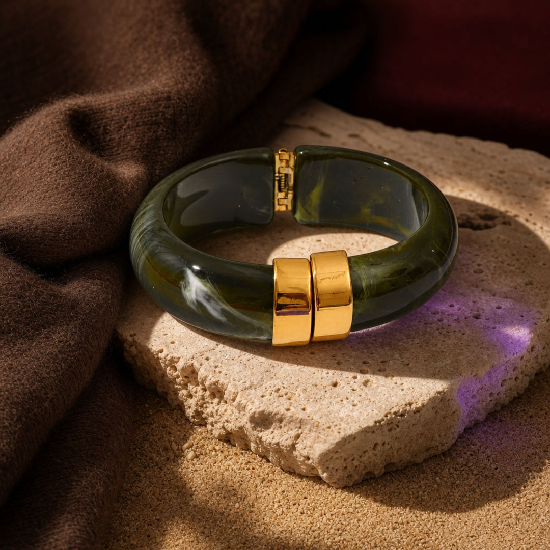 TERRA ARC Bangle in Olive auf Naturstein im Earth Edit Look – AI-GENERATED