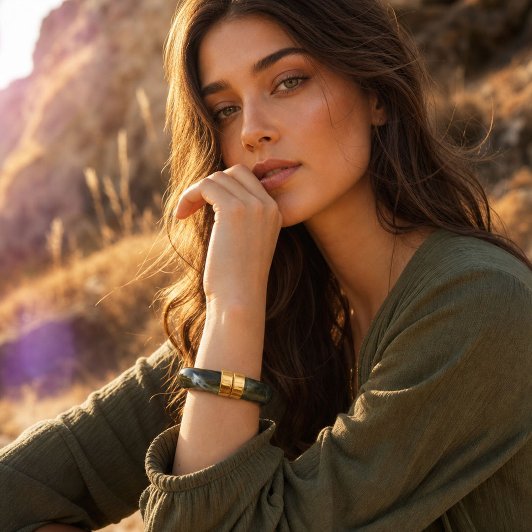 Frau trägt den olivgrünen TERRA ARC Bangle am Handgelenk – AI-GENERATED