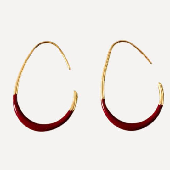 FLUIDA CURVE 18k Color Hoops aus vergoldetem Edelstahl mit dunkelroter Spitze am Ohr