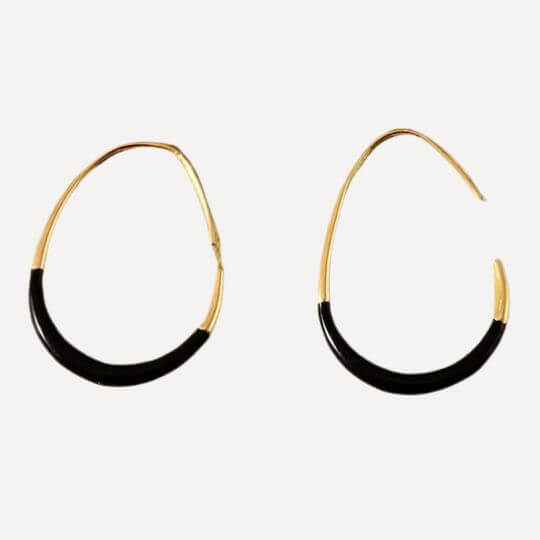 FLUIDA CURVE 18k Color Hoops aus vergoldetem Edelstahl mit schwarzer Spitze am Ohr