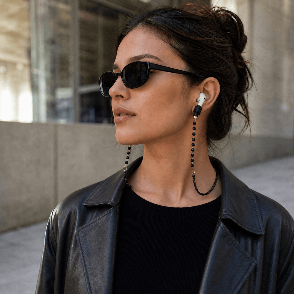 Dunkelhaariges Model mit Sonnenbrille trägt Vibe Strap Dar Muse von TREND Kollektiv