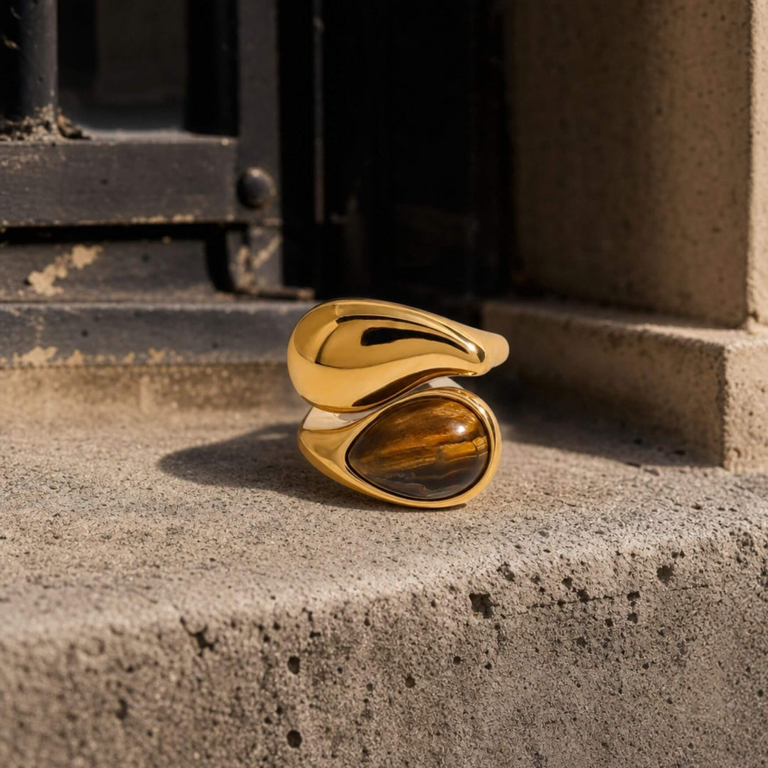 AURA STONE Ring in Mocha auf warmem Stoff und neutralem Stein inszeniert – AI-GENERATED