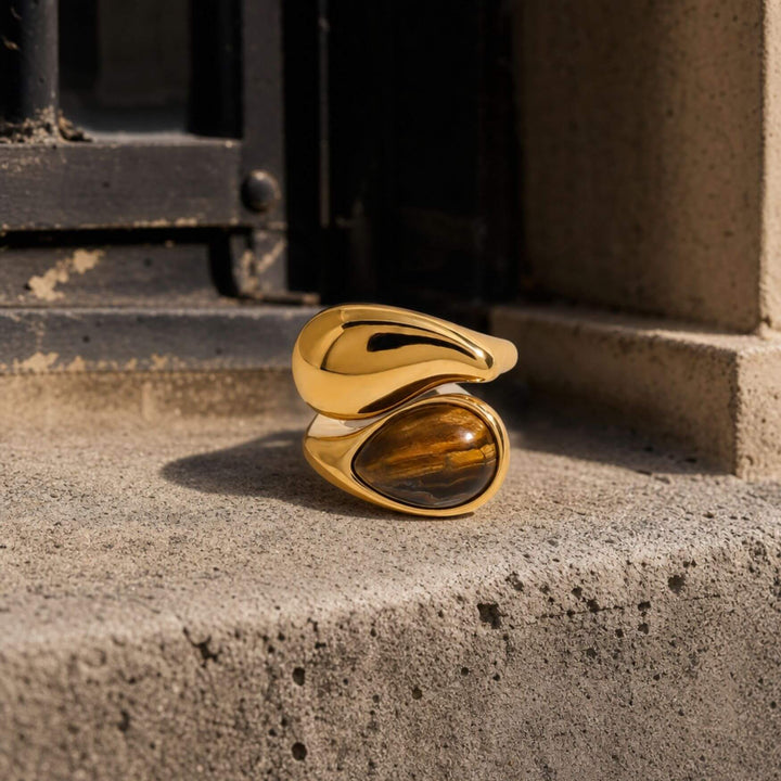 AURA STONE Ring in Mocha auf warmem Stoff und neutralem Stein inszeniert – AI-GENERATED