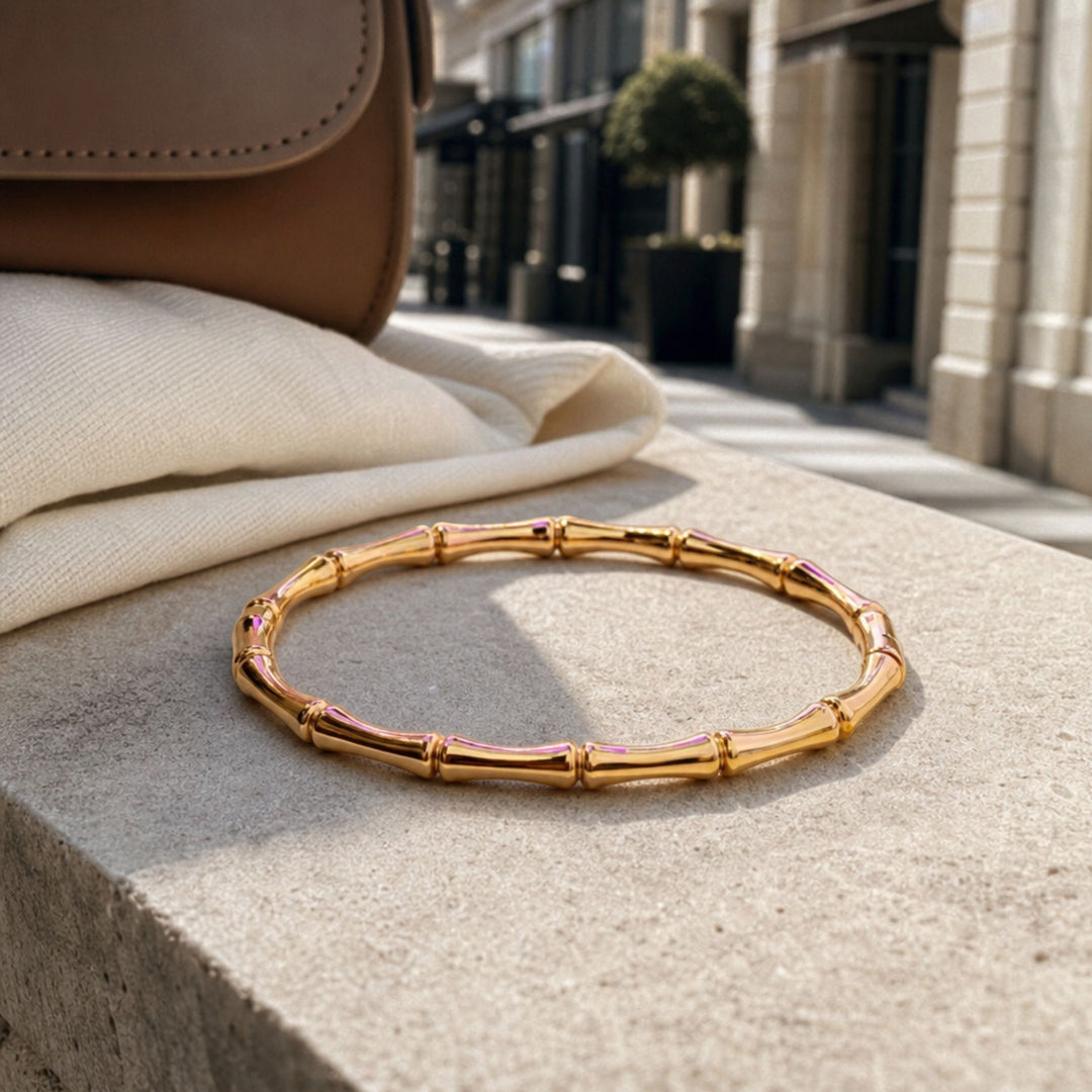Goldener BAMBOO Bangle mit strukturierten Bambussegmenten im urbanen Styling – AI-GENERATED