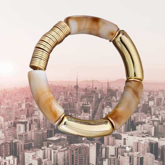 Chunky Bangle Armband im Parabaya Style mit sand-beigen Acryl-Segmenten und goldfarbenen Elementen – TREND Kollektiv