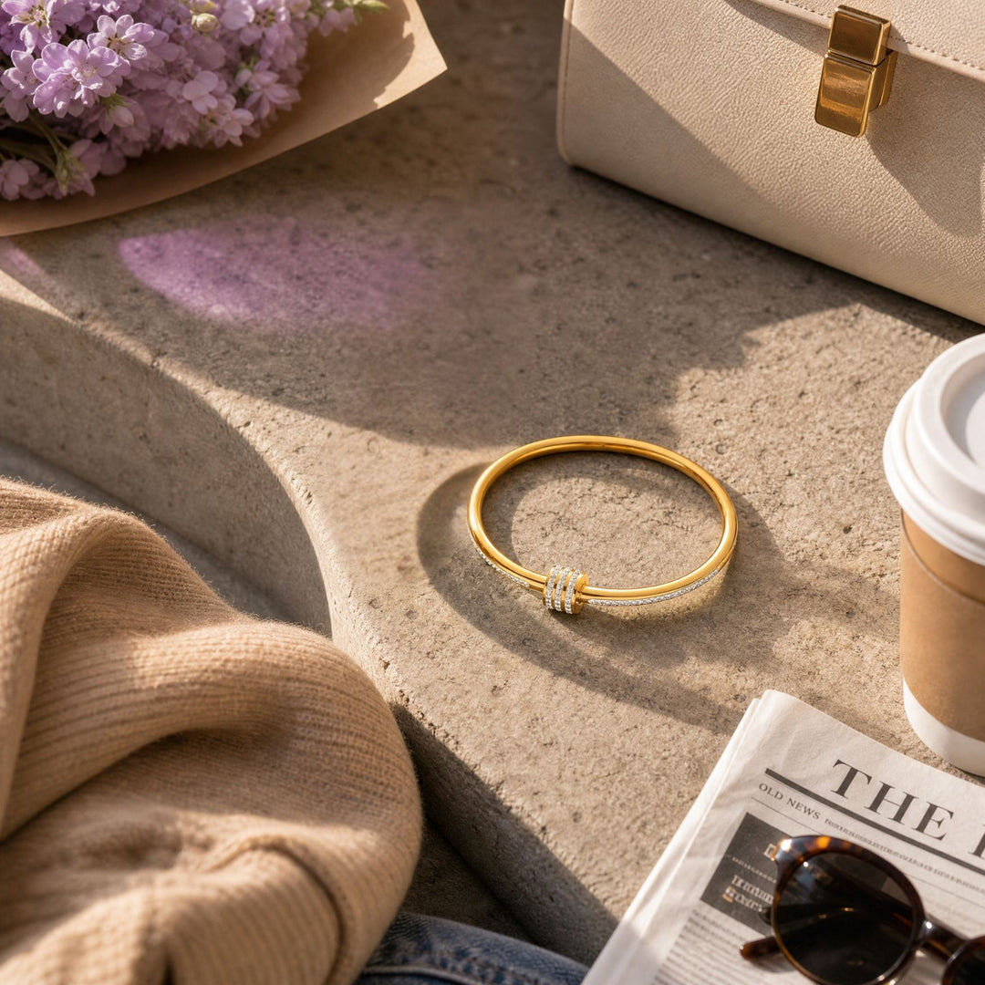 Goldener ECLAT Bangle mit Schmucksteinen im sommerlichen Lifestyle-Look