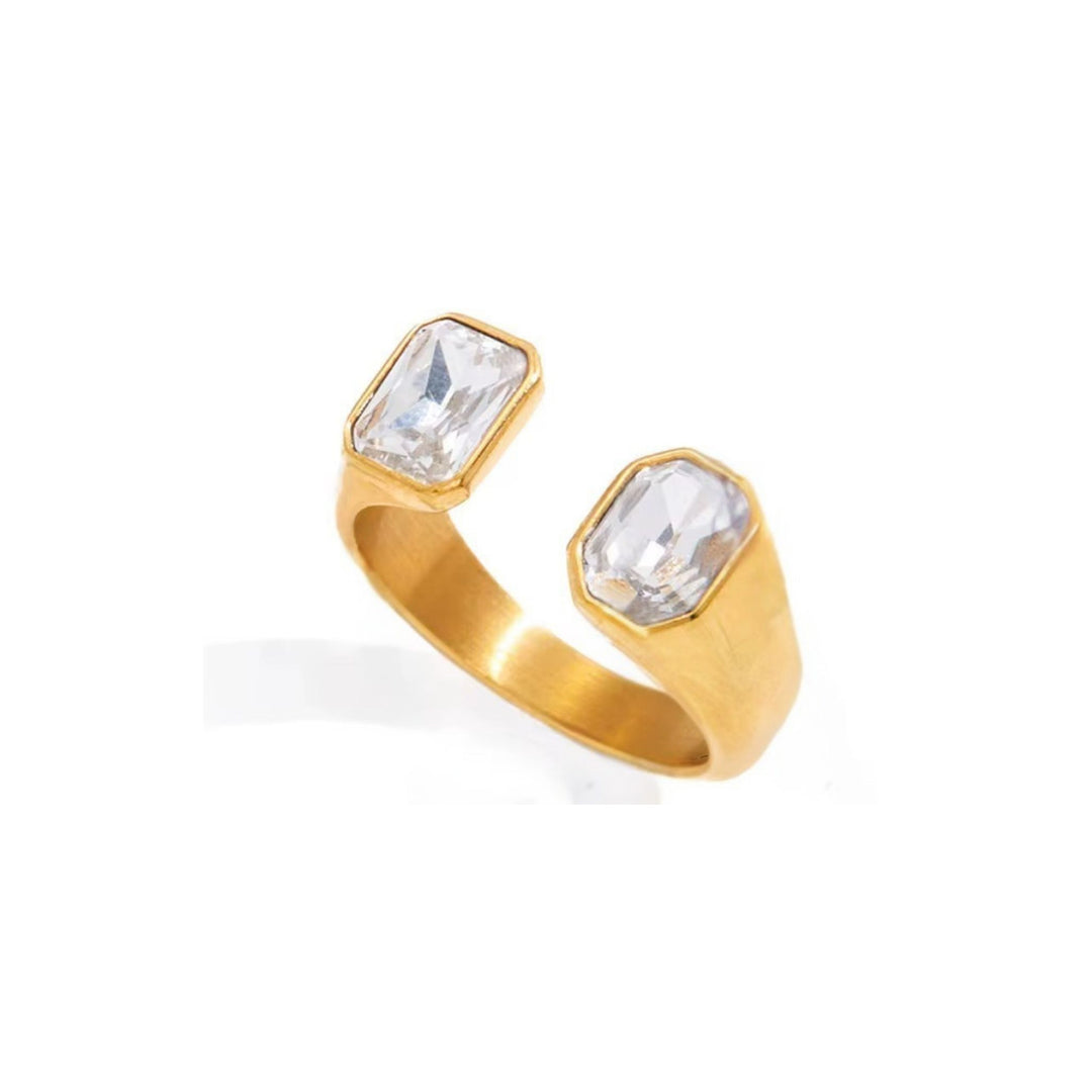 ELARA Crystal Ring mit zwei funkelnden Zirkonia-Steinen in Gold von TREND Kollektiv