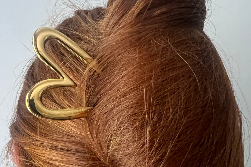 Goldene Herz-Haarklammer im Haar – Statement-Clip in Herzform von TREND Kollektiv