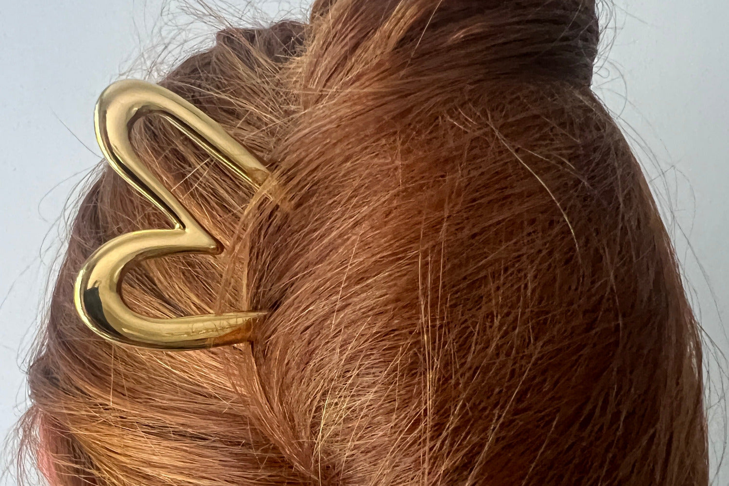 Goldene Herz-Haarklammer im Haar – Statement-Clip in Herzform von TREND Kollektiv