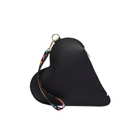schwarze Mini-Handtasche in Herzform mit LOVE-Tragegurt – stilvoll & verspielt