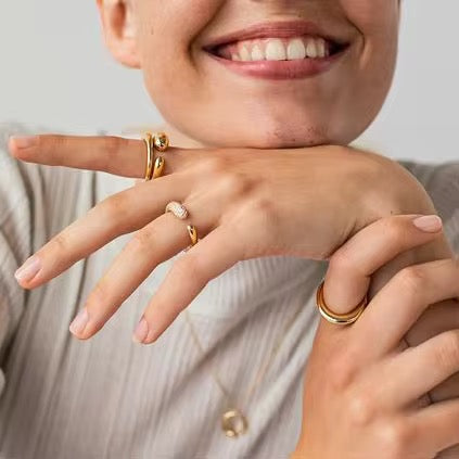 Frau trägt SPARKLE arc Ring aus vergoldetem Edelstahl mit Kristallen – verstellbarer zarter Ring von TREND Kollektiv