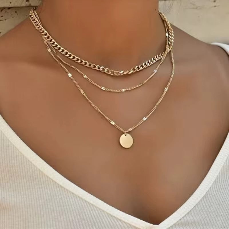 Goldene Layer-Kette mit drei Kettensträngen und Coin-Anhänger – modernes Design im Trend-Look, kombiniert Gliederkette, Plättchenkette und feinen Anhänger.