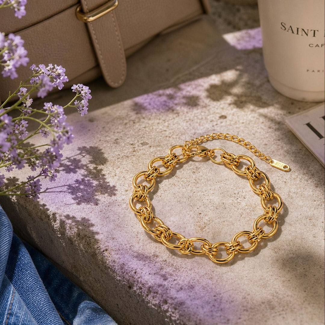 Goldenes LINKED LUXE Statement-Armband in modernem Schmuck-Styling