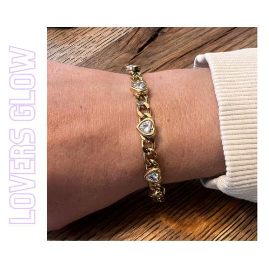 Goldenes Armband mit mehreren Zirkonia-Herzen am Handgelenk einer Frau– TREND Kollektiv