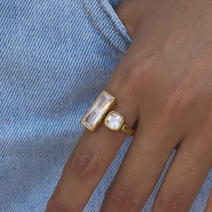 Model trägt den LUCIA Crystal Ring mit Zirkonia-Steinen im modernen Editorial Look