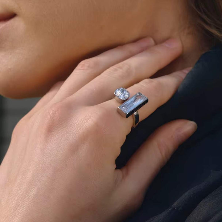 Model trägt den LUCIA Crystal Ring mit Zirkonia-Steinen im modernen Editorial Look