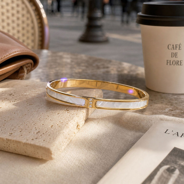 LUMIÈRE Bangle in Gold mit schimmernden weißen Inlays und Zirkonia im Café-Styling