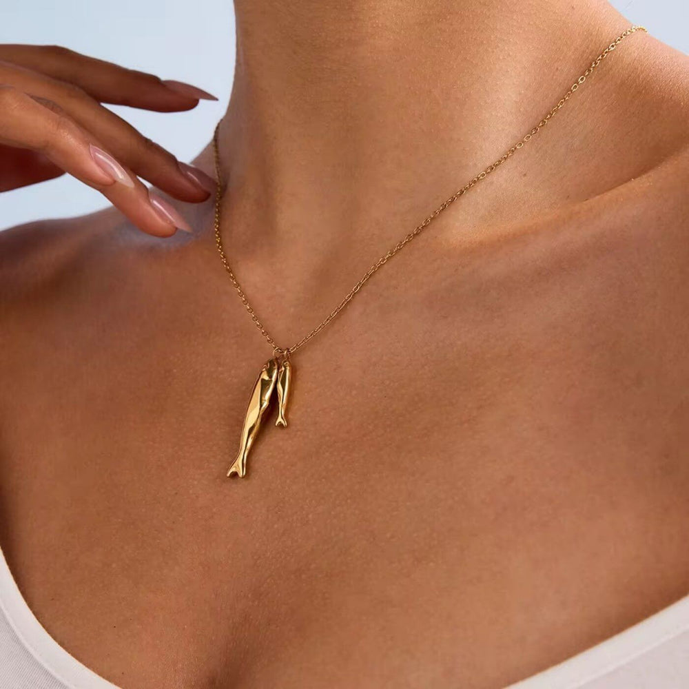 Model trägt die vergoldete MARÉA Fisch Kette aus der Ocean Collection