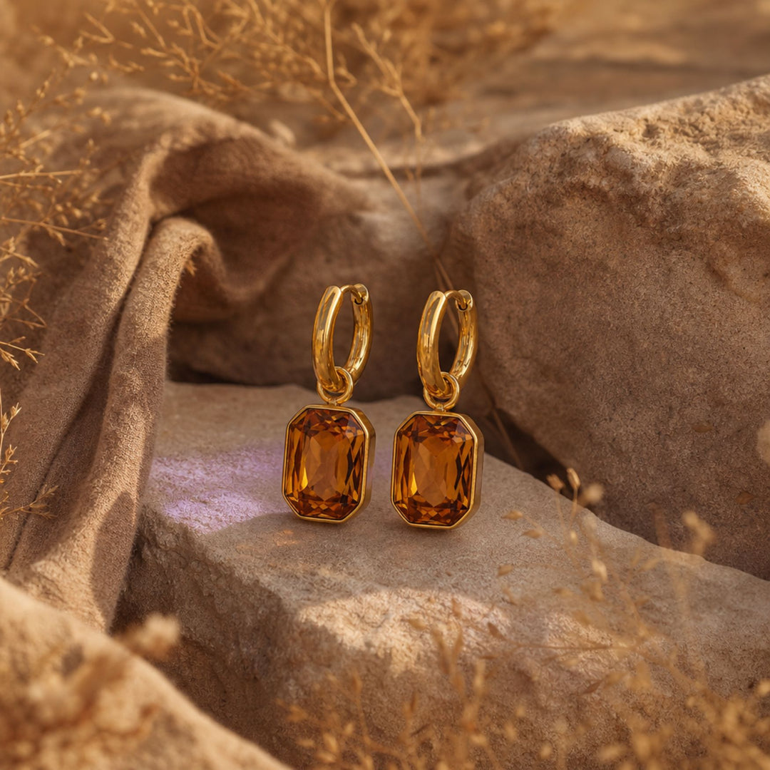 MILA GEM Drops in Champagne auf warmen Naturmaterialien – AI-GENERATED