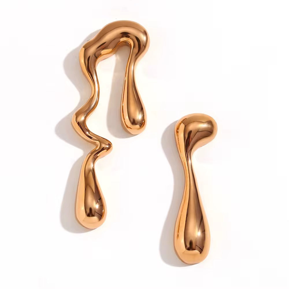 Statement-Ohrringe in glänzendem Gold, organisch geformt