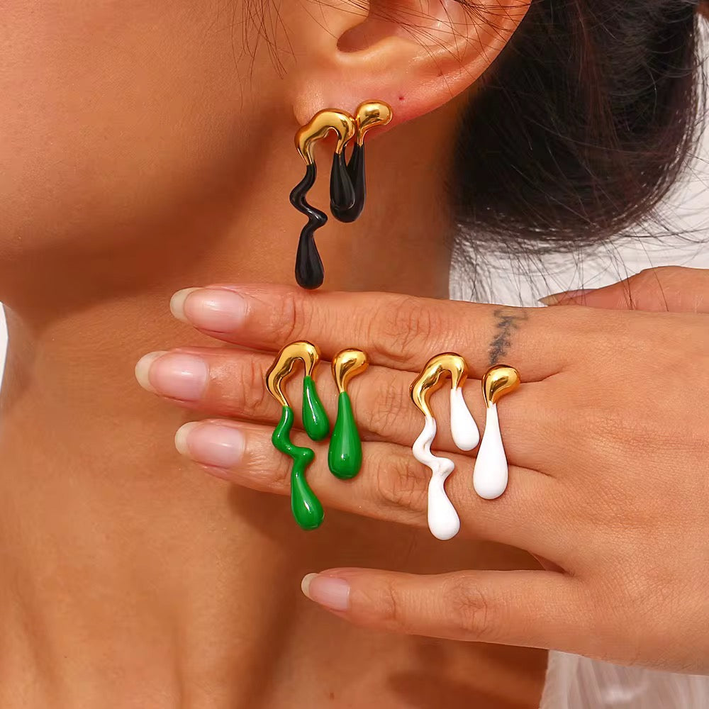 Grüne MOLT Ohrringe – auffälliges Design für mutige Looks, getragen am Ohr