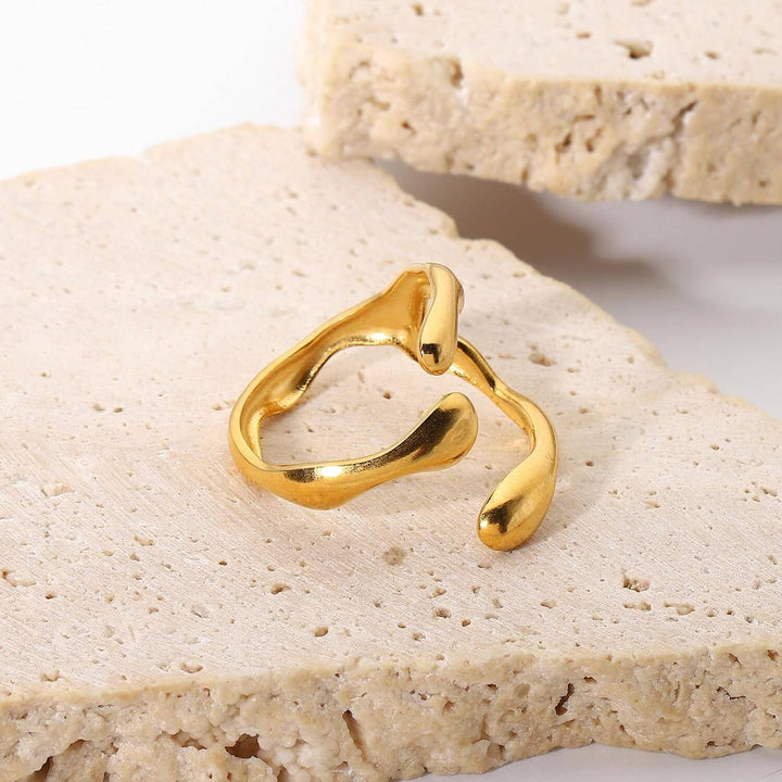 Goldener MOLT Ring mit offenem Liquid-Design in modernem Schmuck-Styling