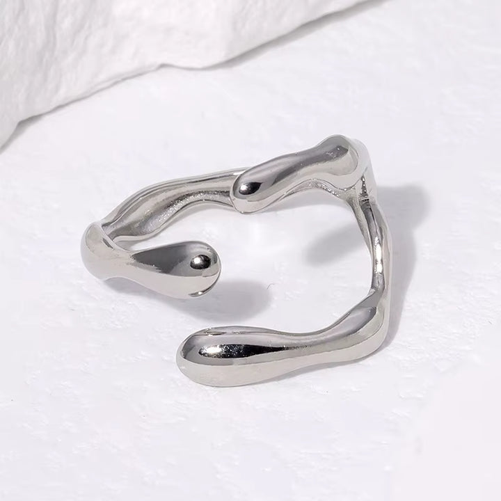 Silberner MOLT Ring mit offenem Liquid-Design in modernem Schmuck-Styling