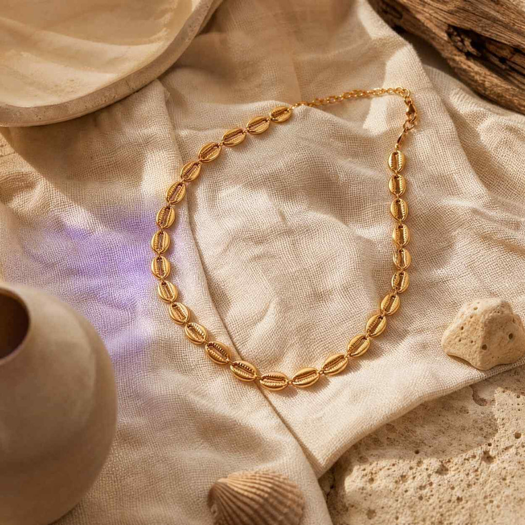 Vergoldete OCEAN GLOW Muschel Kette in sommerlicher Coastal Bildwelt