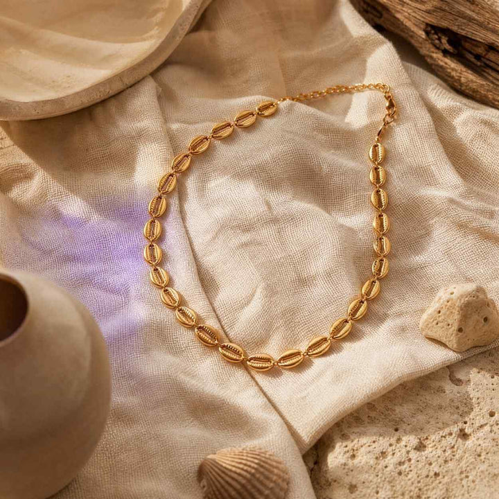 Vergoldete OCEAN GLOW Muschel Kette in sommerlicher Coastal Bildwelt