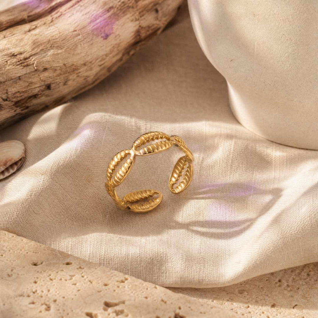 Vergoldeter OCEAN GLOW Muschel Ring in sommerlicher Coastal Bildwelt