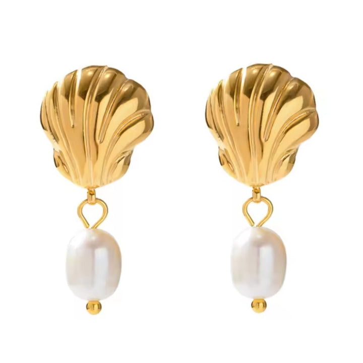 Vergoldete PEARL SHELL Ohrringe mit Perlenanhänger von TREND Kollektiv im modernen Coastal Design