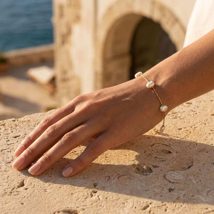 Model trägt das PEARL TIDE Armband aus dem vergoldeten Schmuckset von TREND Kollektiv