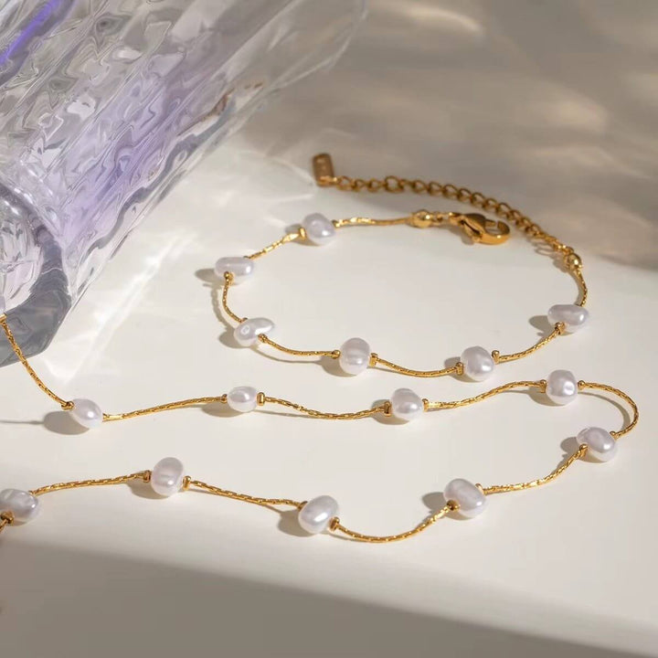 PEARL TIDE Schmuckset mit Perlenkette und Armband in elegantem Coastal Editorial Setting