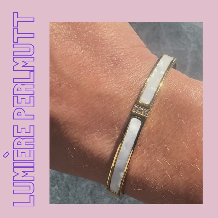 Video von Edler Armreif in Weiß mit Perlmutt-Optik und Zirkonia von TREND Kollektiv