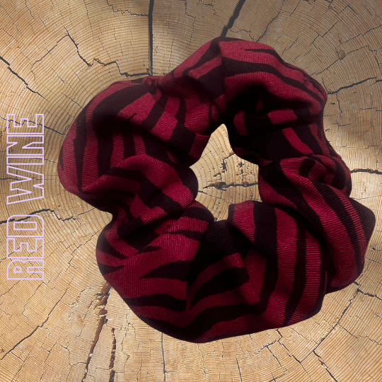 Scrunchie in dunklem Weinrot mit Streifen – stilvoll handgefertigt von TREND Kollektiv