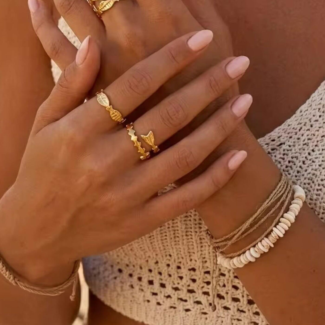 Model trägt den REEF Ring von TREND Kollektiv im modernen Sommerlook