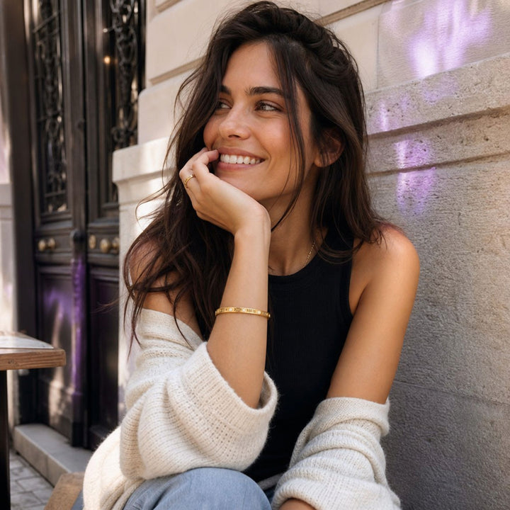 Goldener ROMA Bangle mit römischen Ziffern am Handgelenk eines Models – AI-GENERATED