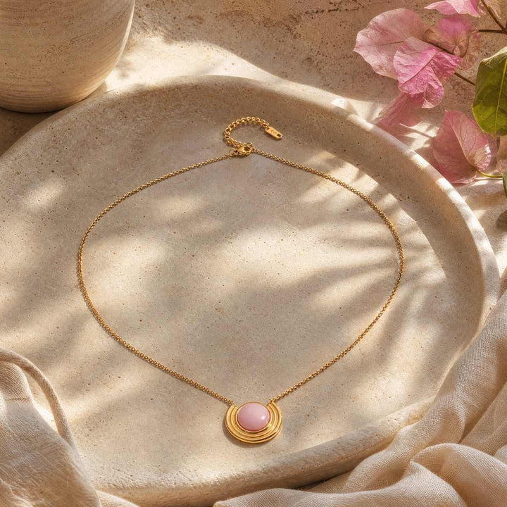 ROSA LUNA Kette in sommerlicher Coastal Moodbild Szene von TREND Kollektiv