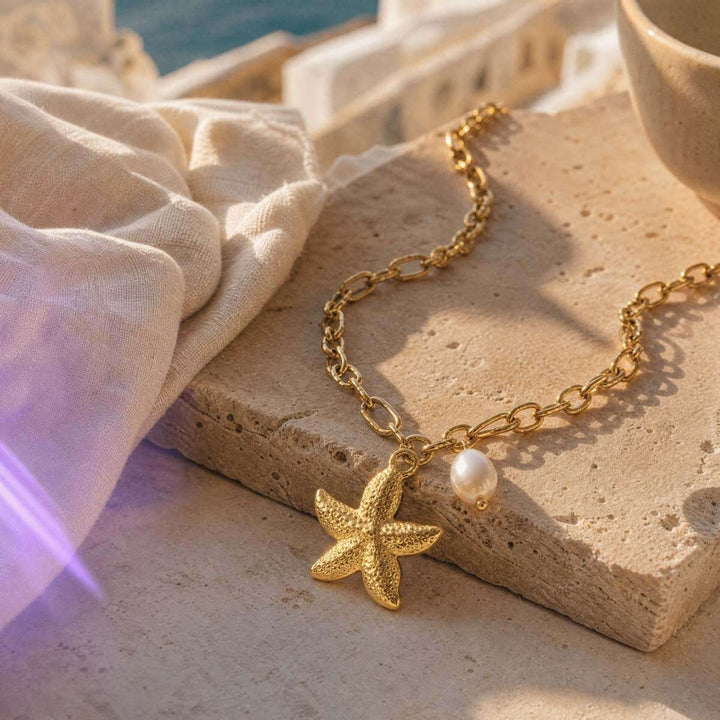 SEA SOUL Necklace von TREND Kollektiv in mediterraner Coastal Atmosphäre mit warmem Sommerlicht und Beach-Club Vibes