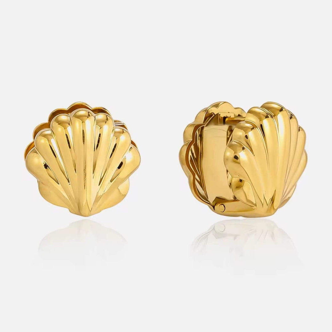 Vergoldete SHELL GLOW Ohrringe von TREND Kollektiv im modernen Coastal Statement Design