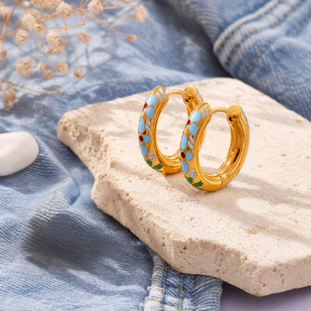 SKY GARDEN Hoops in Hellblau in einem frischen Schmuck-Moodbild – AI-GENERATED